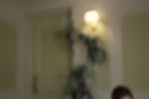 国产AV剧情 招待所接待会玩魔术的翻译后台调情  背景图片