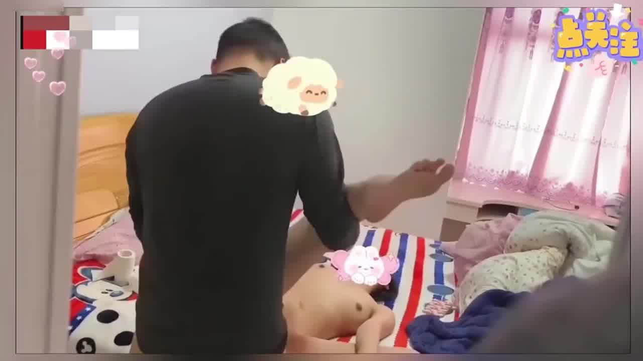  真实父女乱伦-强迫睡觉的女儿 各种骚话强迫女儿操逼，最后射身上！突破世俗的枷锁 精彩对白 的剧照1