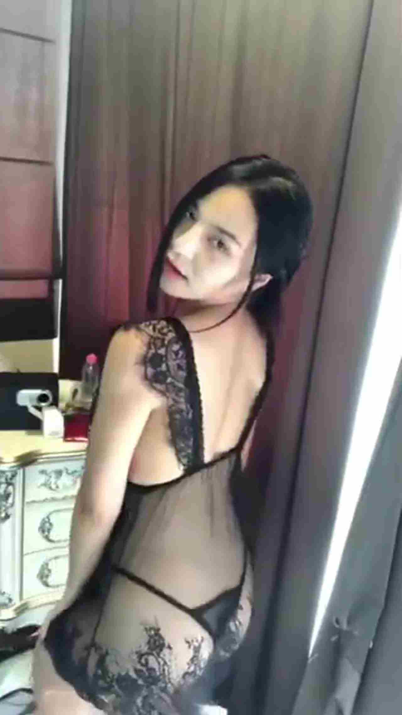  极品小姐姐蕾丝洋装诱惑 的剧照4