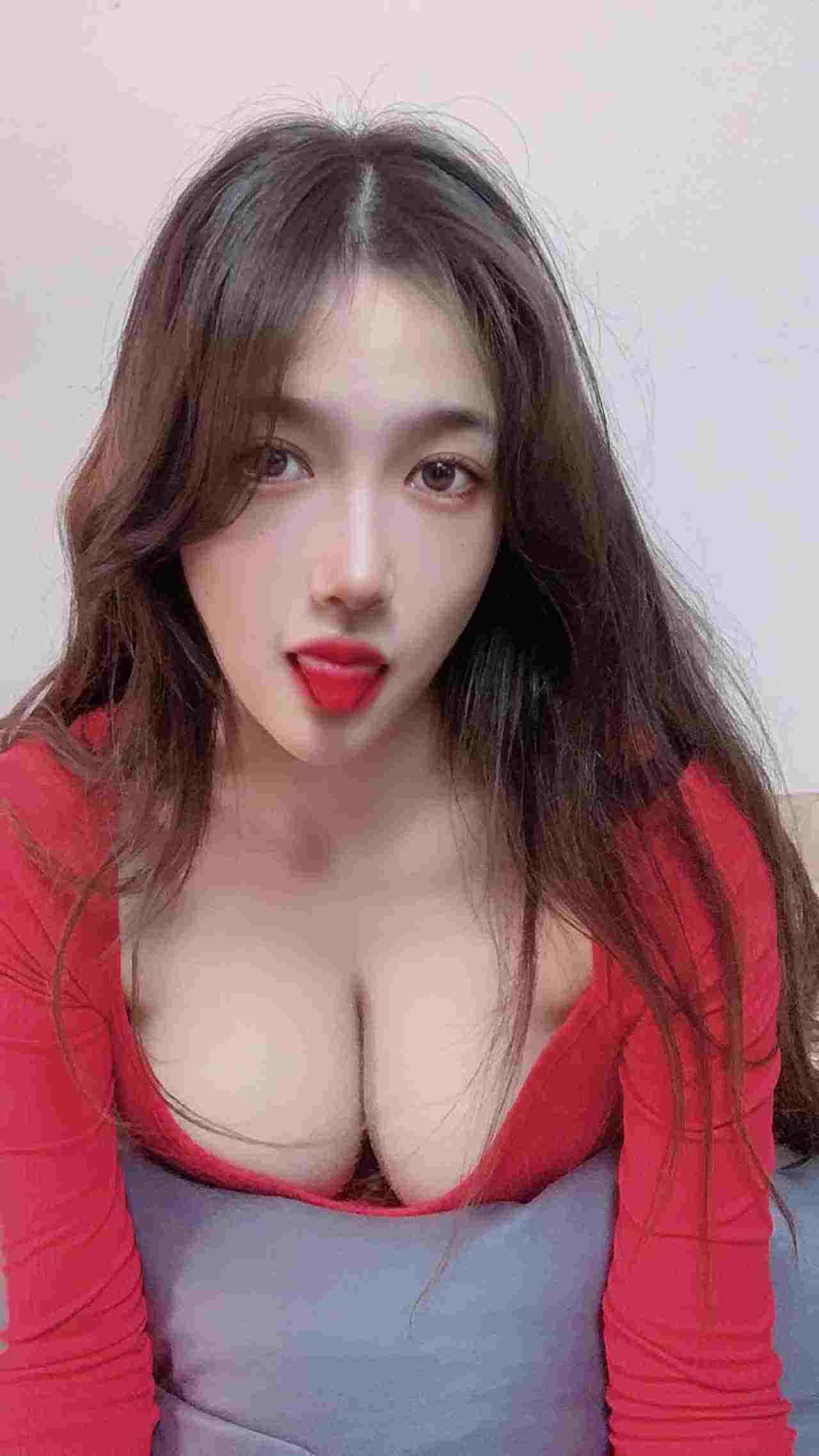  红衣爆乳网红撅起大白屁股露出大美鲍 的剧照1