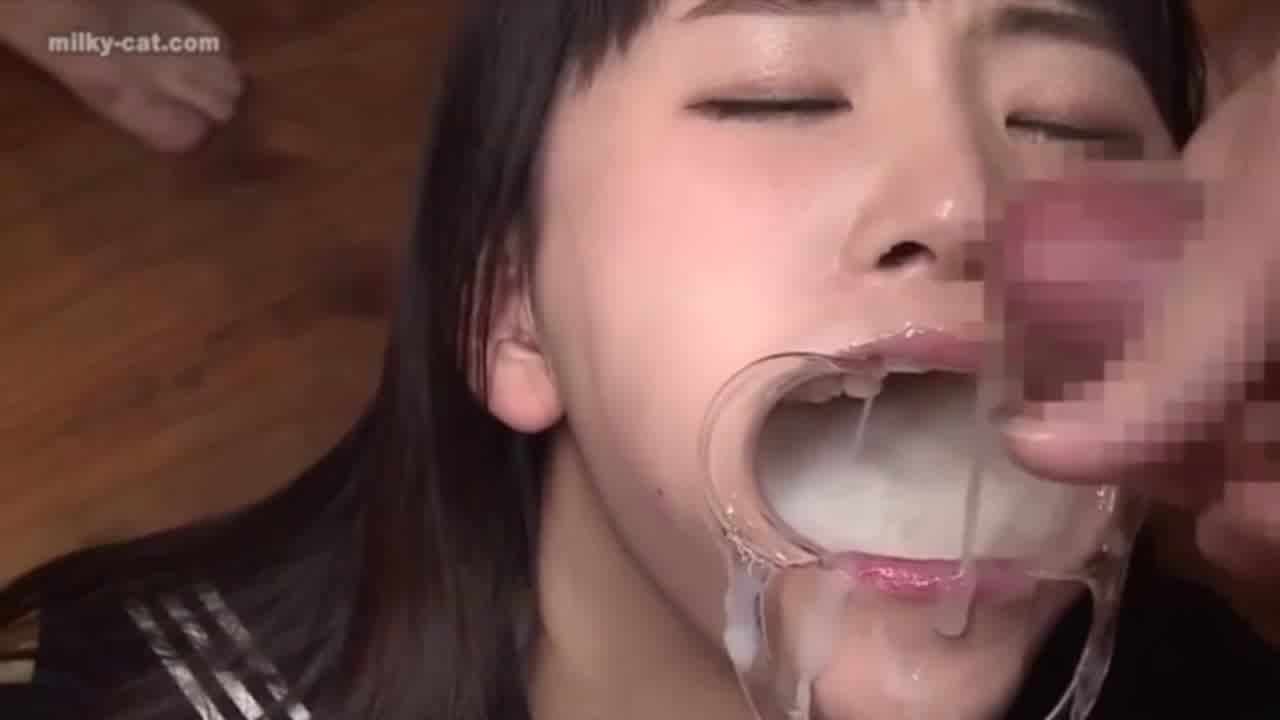  变态水手服女高中生强制饮精 的剧照10