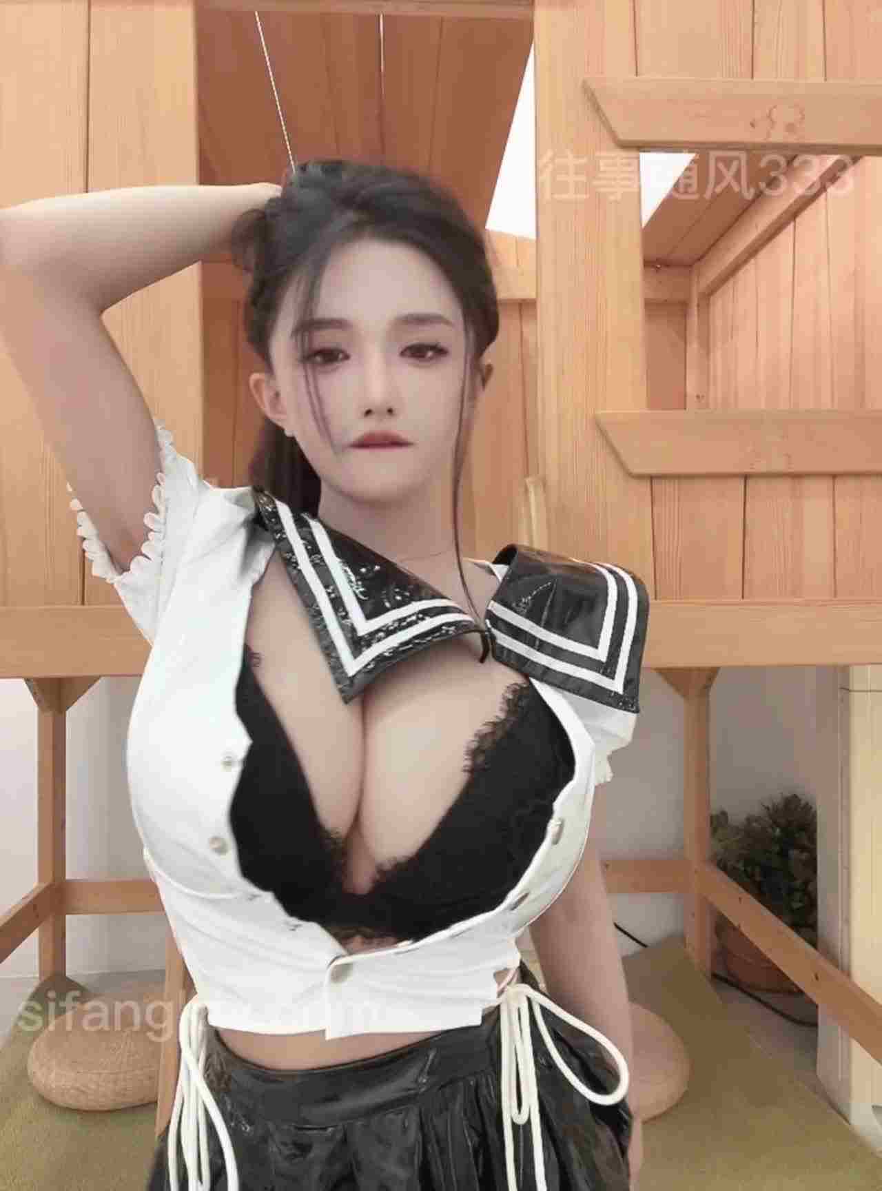  虎牙 爆乳正妹穿着学院风制服好性感 前凸后翘 口水狂流 的剧照8