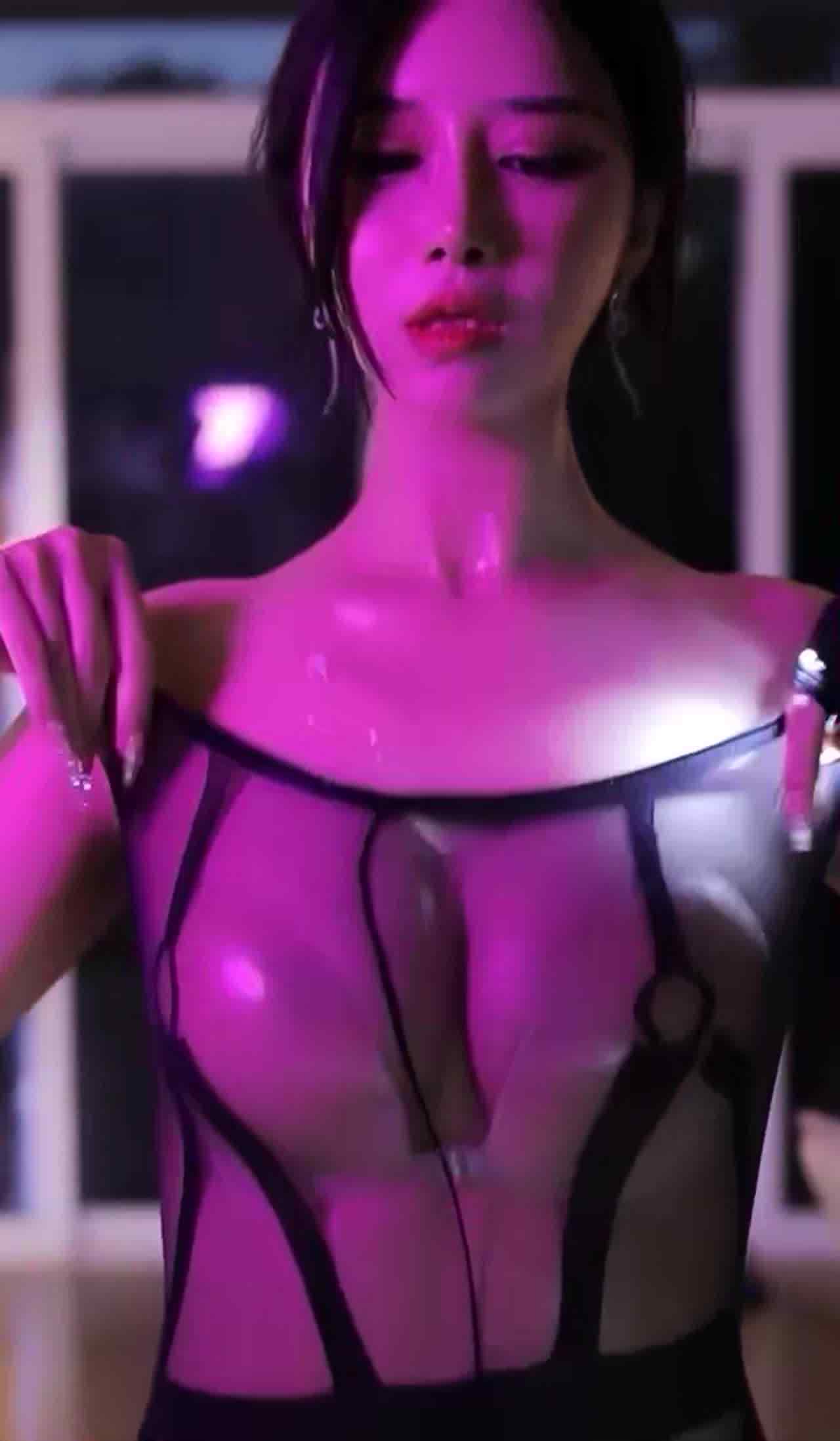  韩国 暗夜科技秀 黑丝乳贴吐奶 能用有眼镜最好 的剧照9