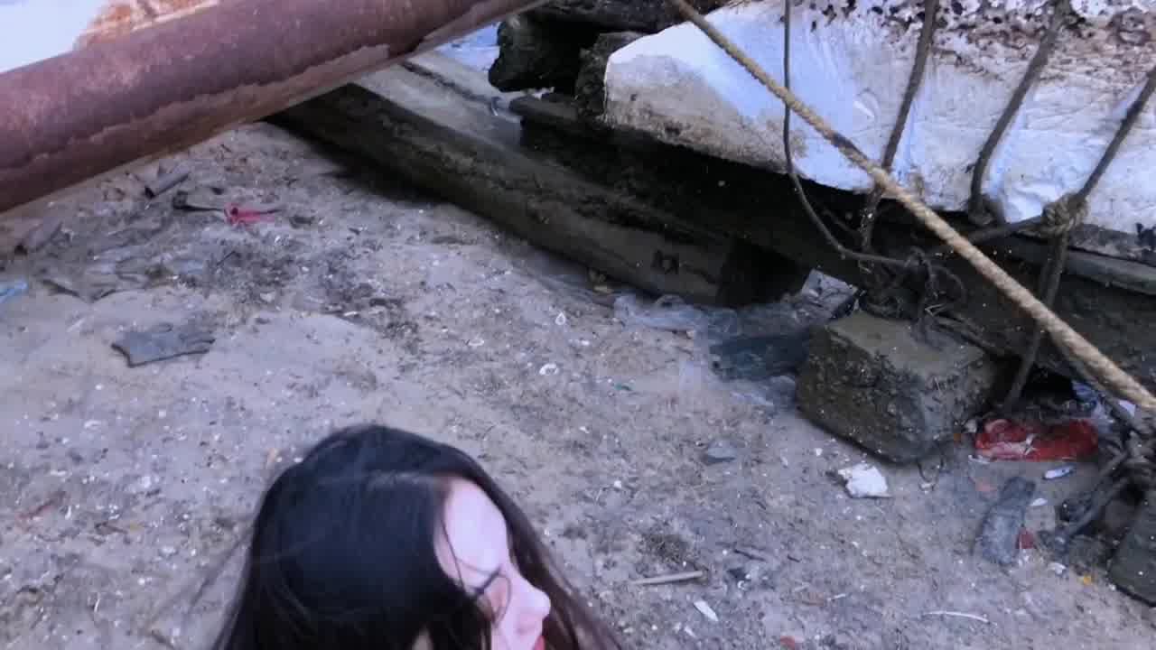  中国超高颜值美少女qinweiyingjie 户外港口露出 的剧照8