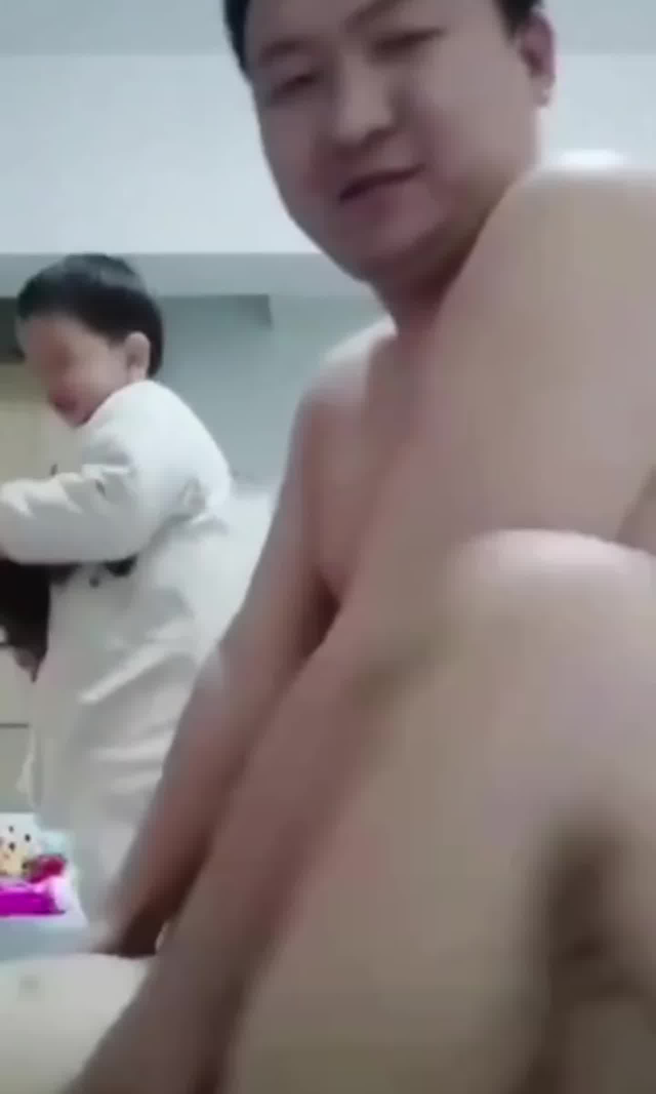  【带娃偷情的父母们】有的当着孩子面搞，还有带女儿在酒店偷情看着自己被操。一直喊：给我住手，给我住手 的剧照8