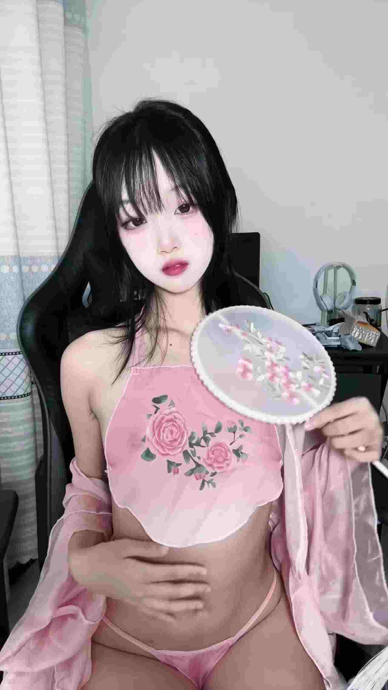  高价自购露脸萝莉-古风桃花姬自慰，幻想被主人操，阳具插下面喷了好多尿，对白诱惑清纯反差萝莉 的剧照5